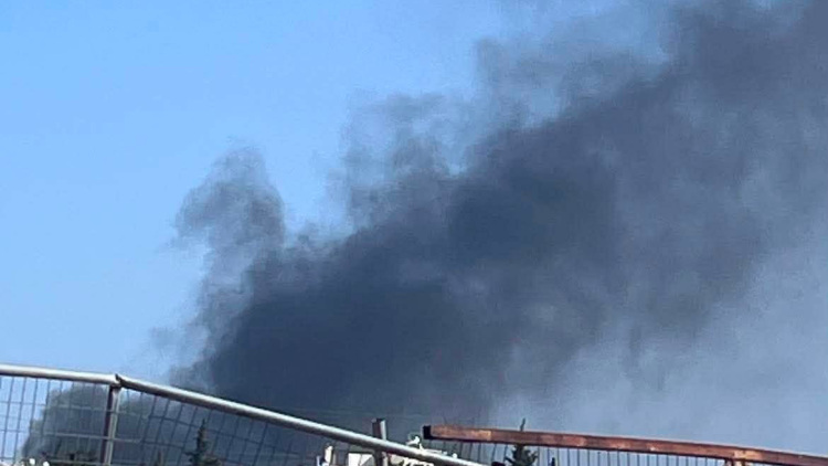 Φωτιά τώρα σε εργοστάσιο στη λεωφόρο Ανθούσας, κινητοποίηση της Πυροσβεστικής