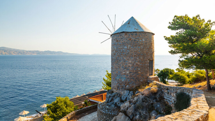 Όχι από την Ελληνική Εταιρεία Περιβάλλοντος και Πολιτισμού στη μετατροπή των ιστορικών ανεμόμυλων στην Ύδρα σε καταλύματα
