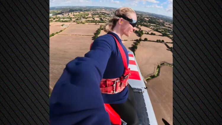 Η Σίντνεϊ Σουίνι έκανε wing walking πάνω σε ένα αεροπλάνο εν ώρα πτήσης: Τομ Κρουζ πρόσεχε, έγραψε
