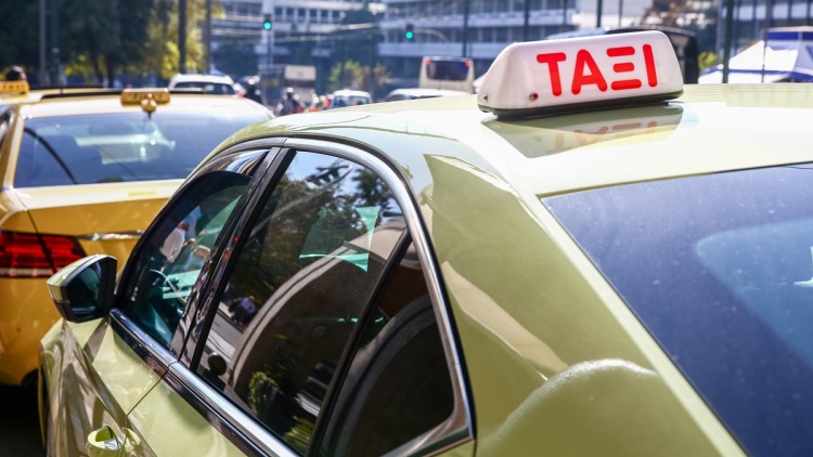 Οδηγός ταξί πήρε 600 ευρώ από οικογένεια τουριστών με την απειλή βίας, ερευνάται και άλλη καταγγελία σε βάρος του