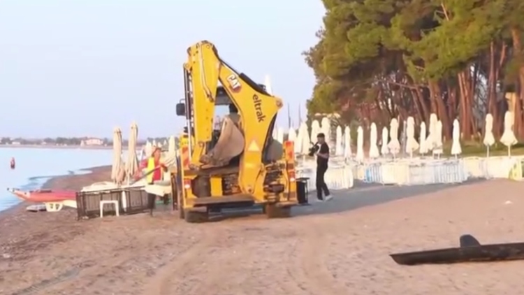 Νέα επιχείρηση στις Καλύβες Χαλκιδικής: Ξήλωσαν πακτωμένες ομπρέλες και κλειδωμένες ξαπλώστρες από την παραλία