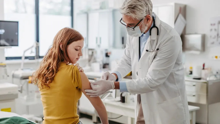 Τι προσφέρει ο HPV εμβολιασμός των εφήβων 9-14 ετών – Όσα πρέπει να γνωρίζουν οι γονείς
