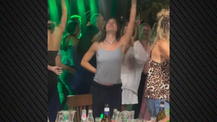 Η Κλέλια Ανδριολάτου χόρεψε έξαλλα σε πανηγύρι φορώντας φόρμα, δείτε βίντεο