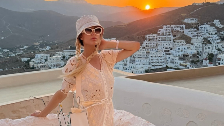 Η Πάρις Χίλτον δημοσίευσε βίντεο και φωτογραφίες από την Αστυπάλαια και τη Σαντορίνη: Το καλοκαίρι μας στα καλύτερά του στην Ελλάδα