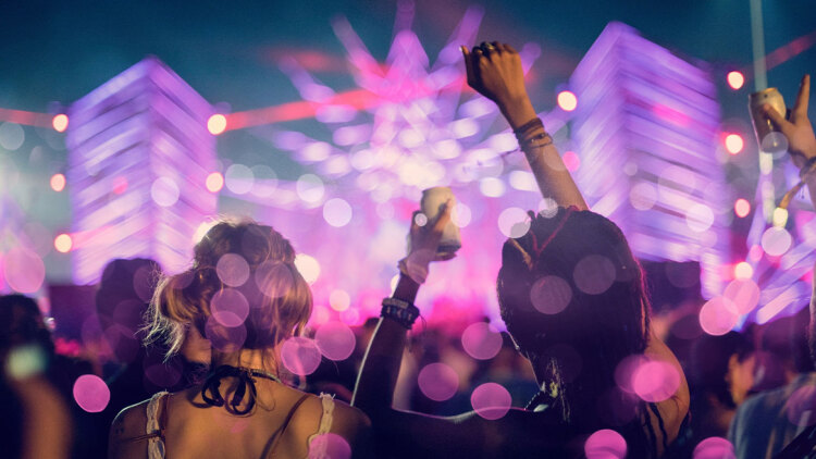 Πώς τα techno events και τα rave parties έχουν μετατραπεί σε βιομηχανία δισεκατομμυρίων για την Ευρώπη
