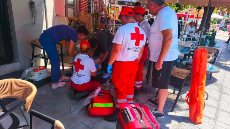 Εθελοντές του Ερυθρού Σταυρού επανέφεραν δύο φορές στη ζωή 50χρονο που κατέρρευσε σε πλατεία στην Ελασσόνα

