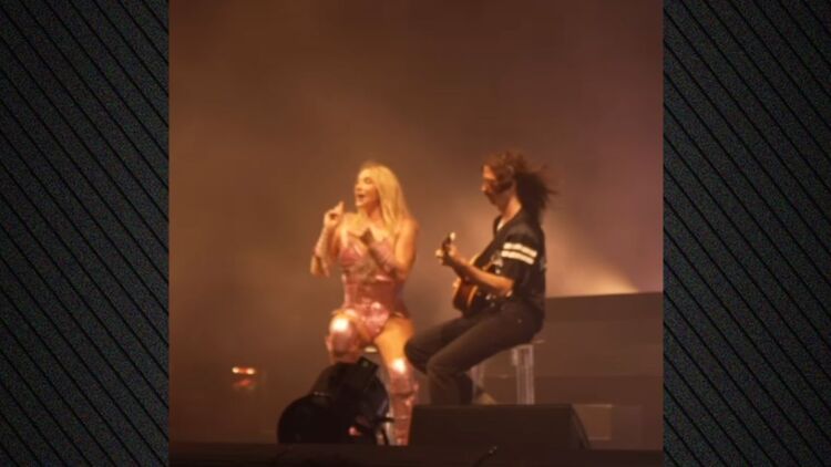 Η Kesha απέτισε φόρο τιμής στην Ντόλι Πάρτον ερμηνεύοντας επί σκηνής το «Old Flames» που είχε γράψει η μητέρα της για εκείνη