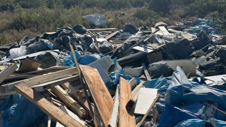 Μετέτρεψαν τους πρόποδες της Πάρνηθας σε χωματερή με μπάζα από ανακαινίσεις, δείτε φωτογραφίες
