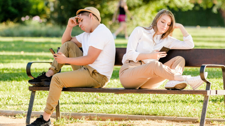Τι είναι το Phubbing; Το νέο trend που όλοι κάνουμε και δεν καταλαβαίνουμε
