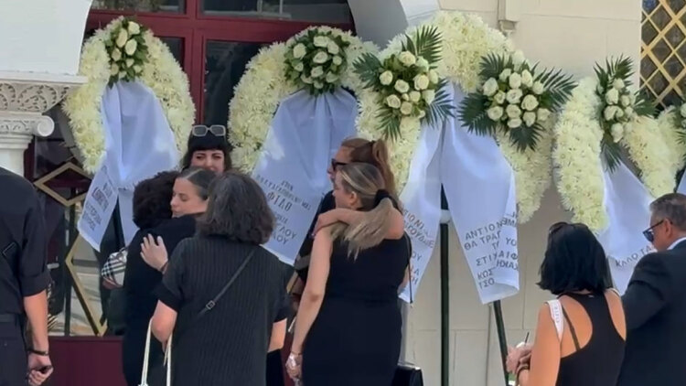 Συντετριμμένη η σύζυγος του Δημήτρη Κόκοτα στο τελευταίο αντίο