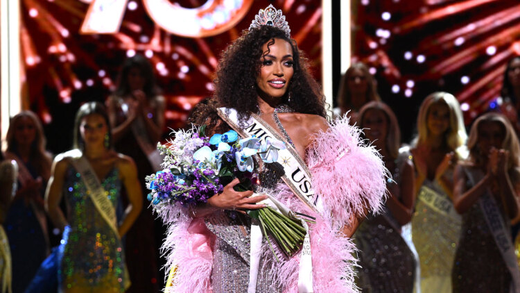 Miss USA 2026: Η νικήτρια είναι η πρώτη έγγαμη γυναίκα και μητέρα που παίρνει το στέμμα και η μοναδική άνω των 30 ετών στην ιστορία του θεσμού