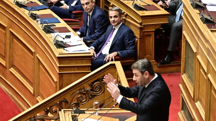 Πώς το Μαξίμου σπρώχνει το ΠΑΣΟΚ αριστερά και στοχεύει το Κέντρο
