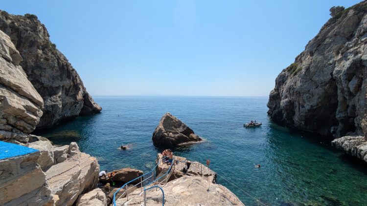 Η «κρυφή» παραλία της Λέσβου που θυμίζει Ιόνιο: Βουτιές σε γαλαζοπράσινα νερά και εξερεύνηση με μάσκα