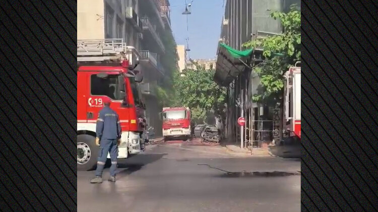 Πυρκαγιά σε εγκαταλελειμμένο κτήριο στο κέντρο της Αθήνας, πού έχει διακοπεί η κυκλοφορία