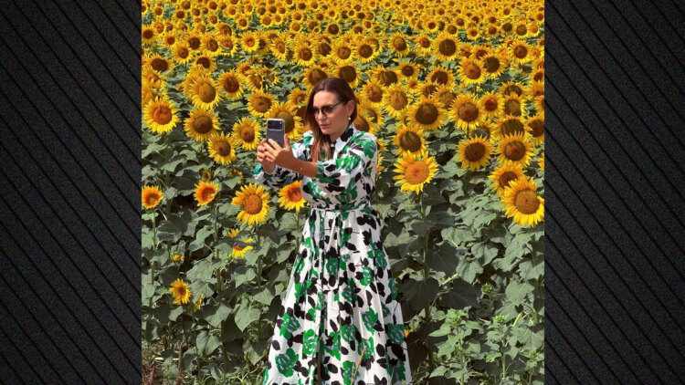 Η Όλγα Κεφαλογιάννη ανέβασε στο Instagram της φωτογραφία της με ηλιοτρόπια 