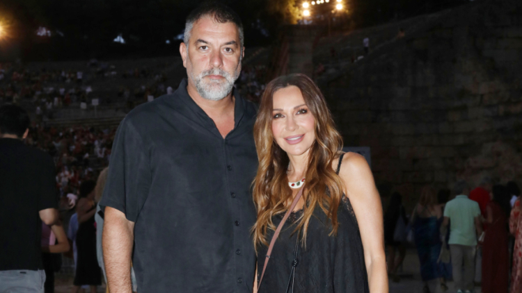 Δέσποινα Βανδή για Βασίλη Μπισμπίκη: Κοιμόμαστε κάθε βράδυ αγκαλιά, μεταξύ μας υπάρχει βαθιά αγάπη