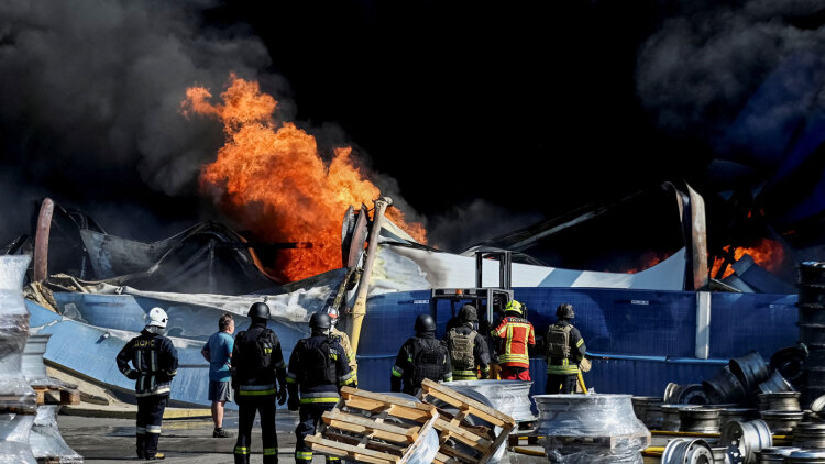 27 νεκροί από ρωσικό πλήγμα σε αποθήκη κοντά στο Κίεβο, τους κανόνες για τα πυρομαχικά υπενθυμίζει ο Ζελένσκι