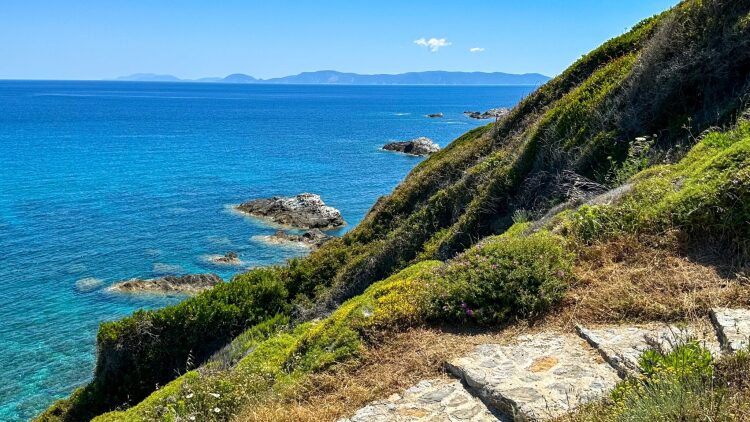 Σκόπελος: Δραστηριότητες σε ένα νησί γεμάτο μονοπάτια και γαλάζιες αποδράσεις