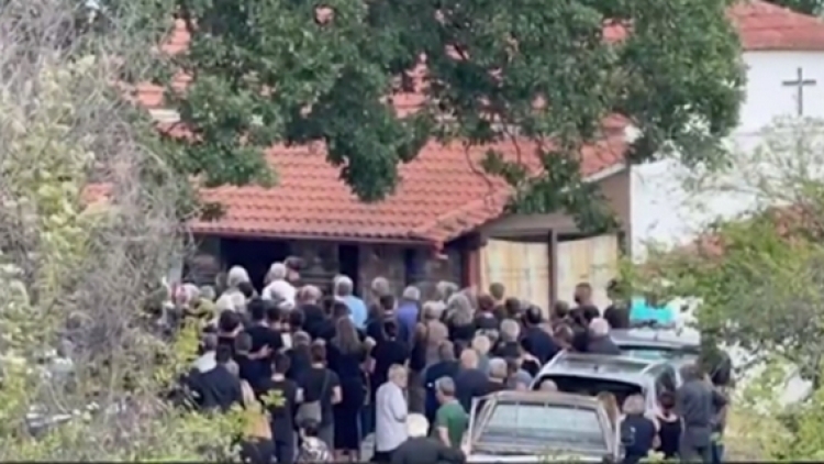 Σε κλίμα οδύνης το τελευταίο αντίο στην 18χρονη που πνίγηκε στους καταρράκτες Δερματά στη Βέροια