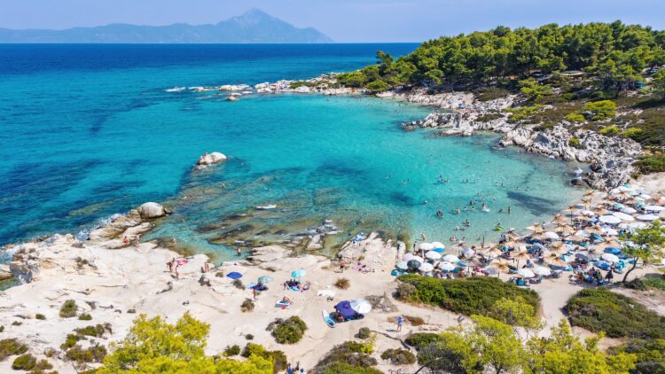 9 ξεχωριστές παραλίες της ηπειρωτικής Ελλάδας για τις τελευταίες βουτιές του καλοκαιριού