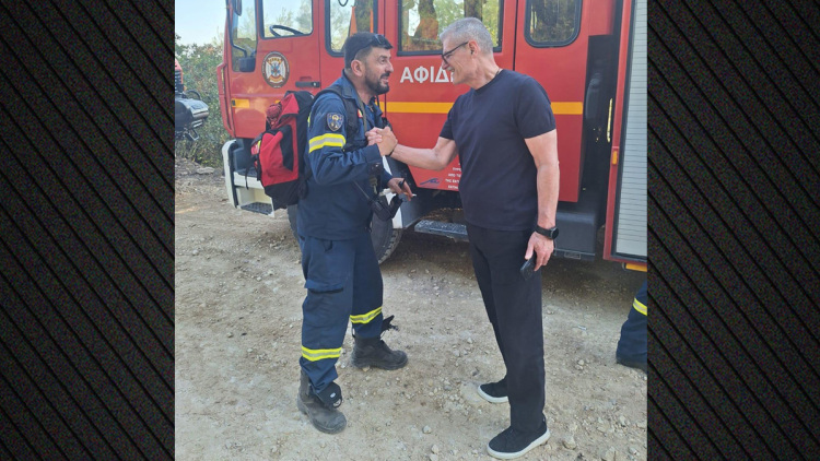 Στο πύρινο μέτωπο του Ωρωπού ο Τουρνάς, συνομίλησε με τους πυροσβέστες που επιχειρούσαν, δείτε φωτογραφίες