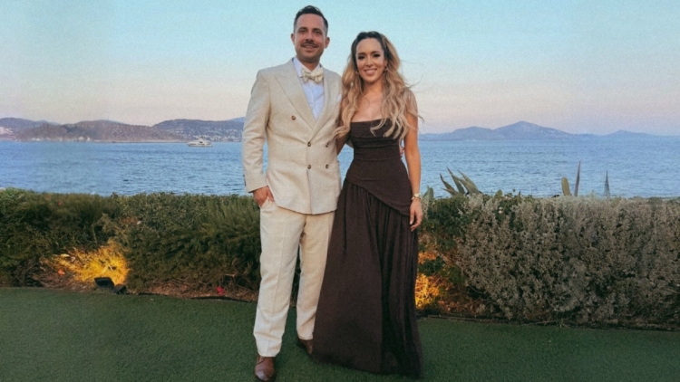 Η Καλομοίρα και ο Γιώργος Μπούσαλης έγιναν κουμπάροι: Ένα υπέροχο καλοκαίρι και ένας όμορφος γάμος, έγραψε η τραγουδίστρια