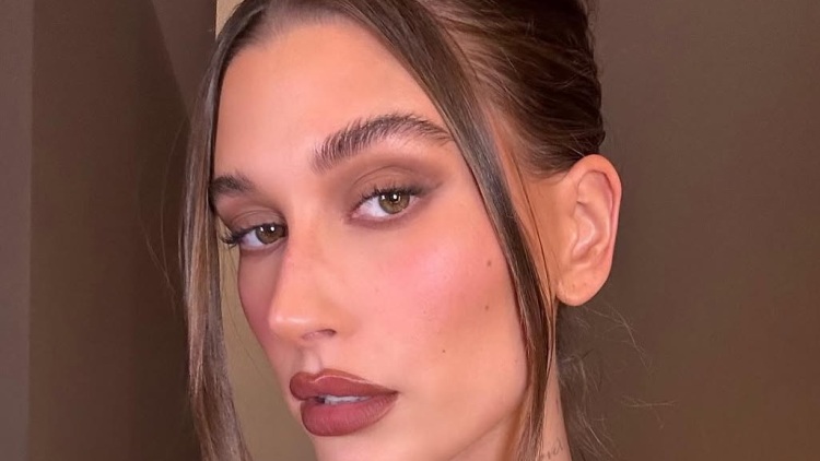 «Suede Eyeshadow»: Η πιο ζεστή τάση στο μακιγιάζ ματιών για το φθινόπωρο
