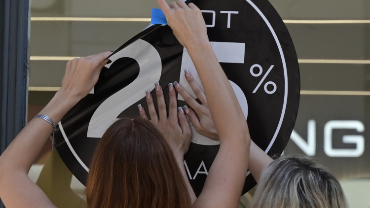 Με υποτονικό τζίρο πέφτει η αυλαία των θερινών εκπτώσεων, στο επίκεντρο της «επόμενης μέρας» οι προσφορές
