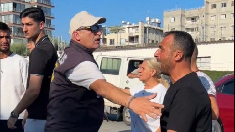 «Μήπως μεταφέρουν το παιδί μου;»: Πατέρας προσπαθεί να σταματήσει ασθενοφόρα στην Κερύνεια αναζητώντας τα αγνοούμενα παιδιά του από το ναυάγιο