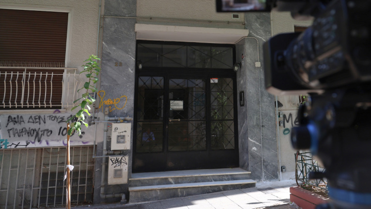 Η Γερμανίδα ισχυρίζεται ότι το βρέφος στην Κυψέλη είναι δικό της - Για «πολλή βρωμιά και κλειστές πόρτες» μιλούν οι γείτονες