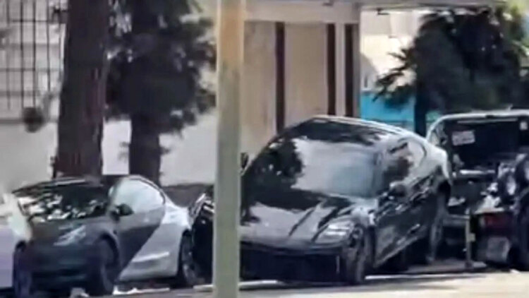 Απίστευτη σκηνή στο Λος Άντζελες: Οδηγός Porsche γκαζώνει ενώ την παίρνει γερανός