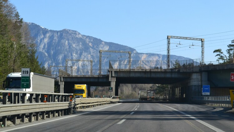 Νεκρός 22χρονος που προσπάθησε να πηδήξει από στέγαστρο διοδίων πάνω σε κινούμενο φορτηγό στην Γαλλία
