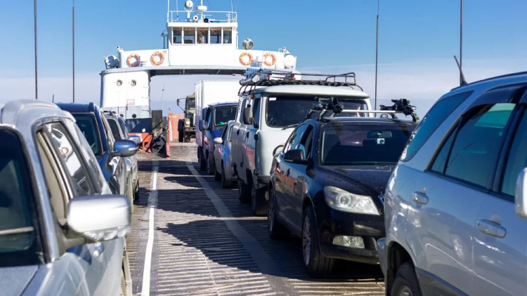 Ζημιά στο αυτοκίνητο μέσα στο πλοίο – Πότε πληρώνει η ασφάλεια και τι πρέπει να κάνετε

