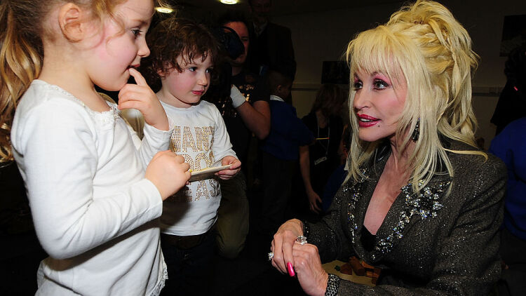Το τελευταίο γράμμα της Dolly Parton προς τα παιδιά που βοηθούσε να διαβάζουν