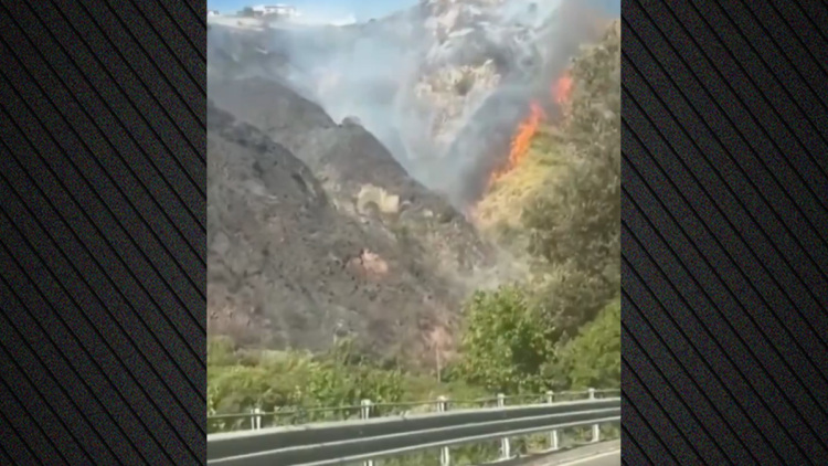 Φωτιά απειλεί σπίτια στην Ταορμίνα της Σικελίας: Τα στοιχεία δείχνουν ότι πρόκειται για εμπρησμό, λέει ο δήμαρχος