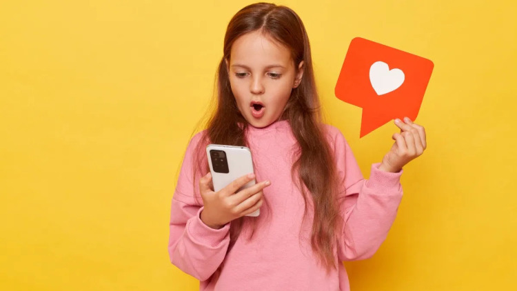 Τα social media απλώνουν τα δίχτυα τους στην πιο ευάλωτη ομάδα – Γιατί δεν φταίει το παιδί που δεν αφήνει το κινητό
