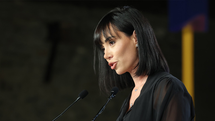 Κυβέλη Μάρδα: Ποια είναι η «άγνωστη» γυναίκα που προλόγισε τον Τσίπρα στη Θεσσαλονίκη, δείτε εικόνες 