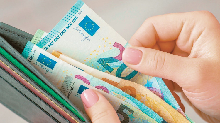 Γιατί οι επιχειρήσεις προτιμούν κουπόνια αντί αυξήσεων: Δεν επιβαρύνονται από το μισθολογικό κόστος ενώ οι μισθωτοί γλιτώνουν κρατήσεις