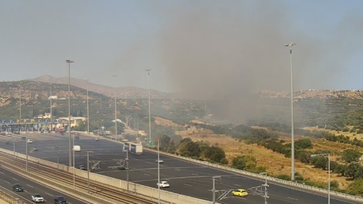 Φωτιά σε χαμηλή βλάστηση στην Παιανία, επιχειρούν δύο ελικόπτερα