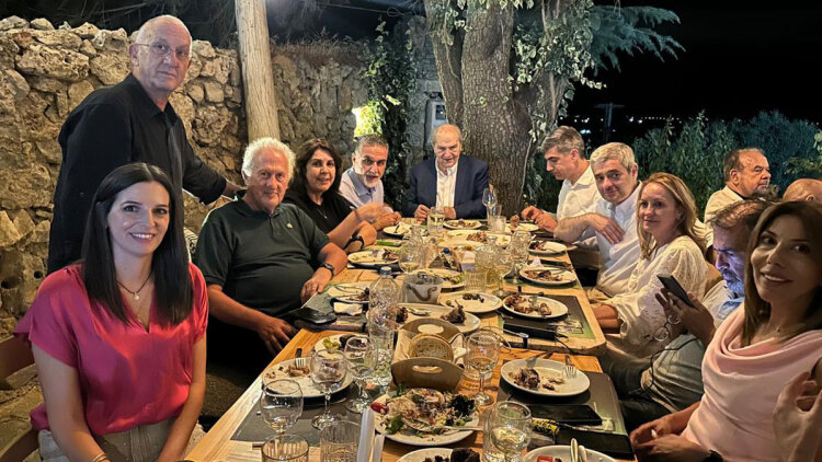 Δείπνο Ανδρουλάκη σε βουλευτές και στελέχη του ΠΑΣΟΚ σε ταβέρνα στο Ψυχρό Λασιθίου: «Διαχρονικά μας στήριξε ο κόσμος της Κρήτης»
