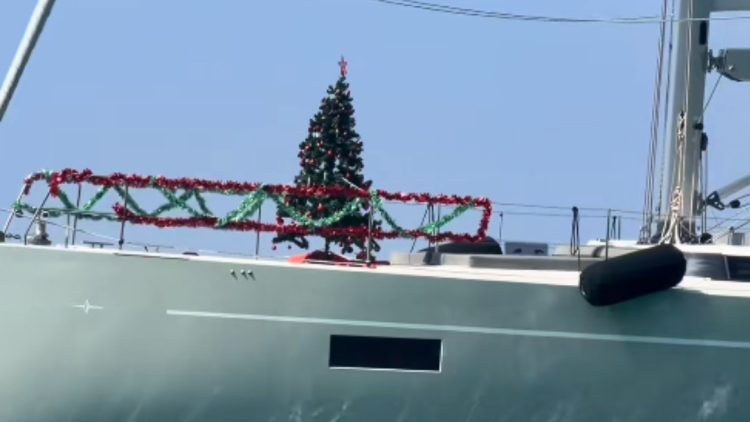 Σύβοτα: Σκάφος στόλισε... για τα Χριστούγεννα με το που μπήκε ο Σεπτέμβριος, δείτε βίντεο