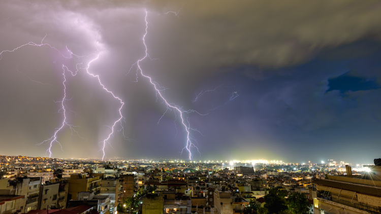 Θεσσαλονίκη: Προβλήματα προκάλεσε η καταιγίδα, 17 κλήσεις δέχθηκε η Πυροσβεστική