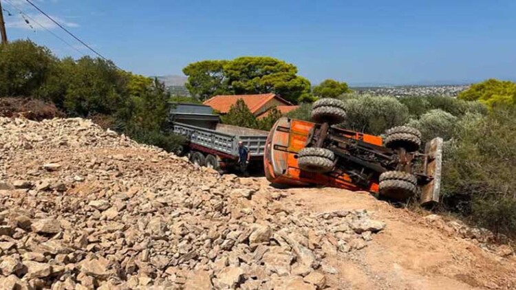 Μπουλντόζα αναποδογύρισε στην Βορινέζα Αρτέμιδας, σώος ο χειριστής, δείτε βίντεο και φωτογραφίες