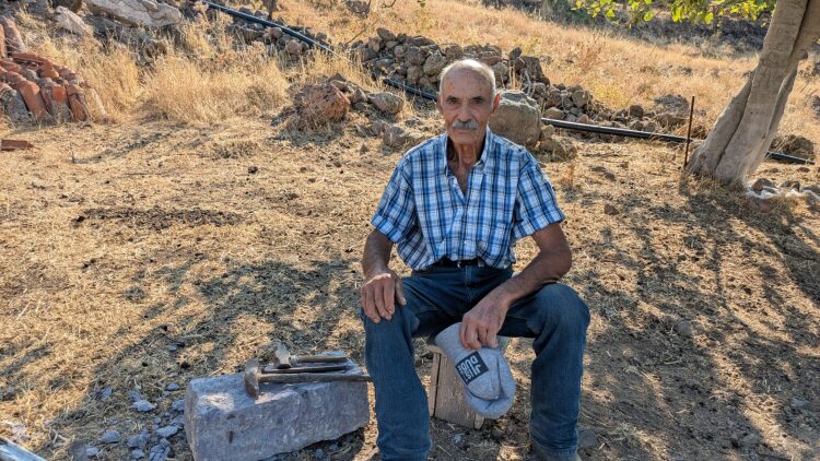 Ο τελευταίος τεχνίτης της πέτρας: Ο κυρ Λουκάς από τον Μεσότοπο Λέσβου συνεχίζει να τη δαμάζει στα 85 του
