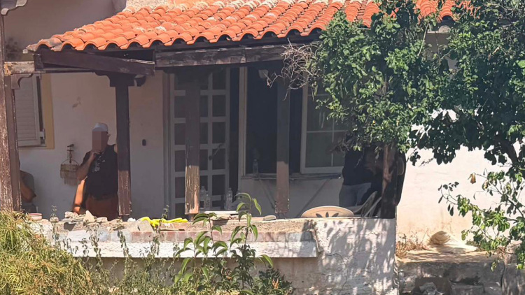 Μαραθώνας: Είχε θαμμένη τη μητέρα της στην αυλή του σπιτιού για να παίρνει τη σύνταξη - Πώς αποκαλύφθηκε η υπόθεση