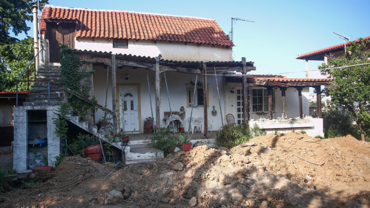 Μυστήριο με την σορό της ηλικιωμένης παρά την ομολογία της κόρης: «Όργωσαν» την αυλή του σπιτιού στον Μαραθώνα αλλά δεν βρήκαν τίποτα