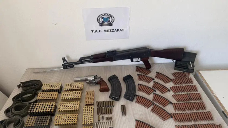 Οπλοστάσιο σε σπίτι 60χρονου στα Βορίζια, κατασχέθηκαν καλάσνικοφ και 869 φυσίγγια
