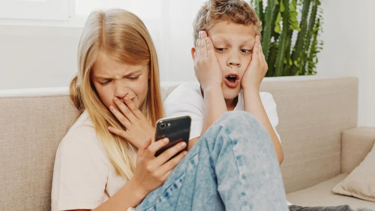 Πώς να μειώσετε την προβληματική χρήση των social media από τα παιδιά – Οδηγός επιβίωσης για γονείς

