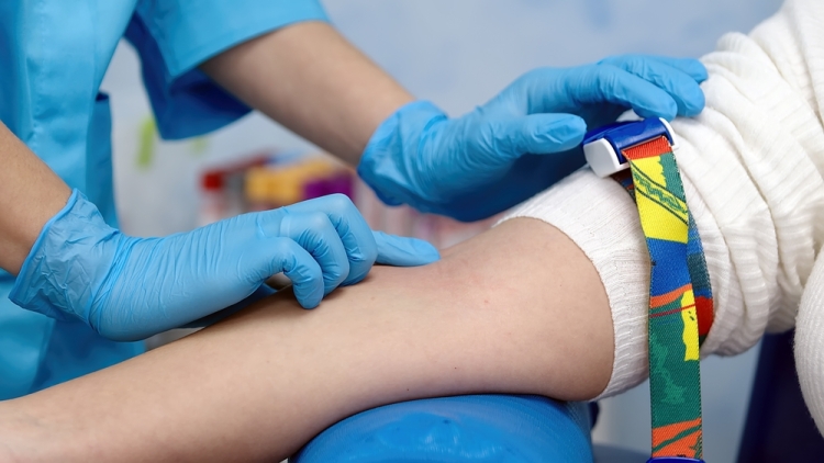 «Ναι» από τον FDA σε ρομπότ που κάνει μόνο του αιμοληψία, δείτε βίντεο