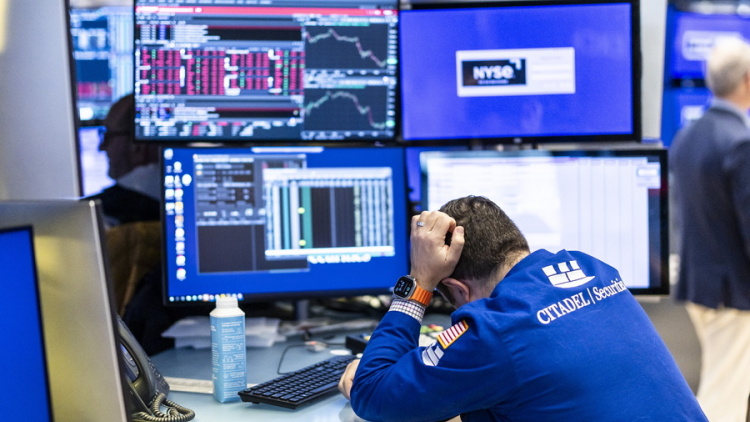 Wall Street: Πτώση μετά το ισχυρό report εργασίας στις ΗΠΑ - Αυξάνονται τα στοιχήματα για τη Fed